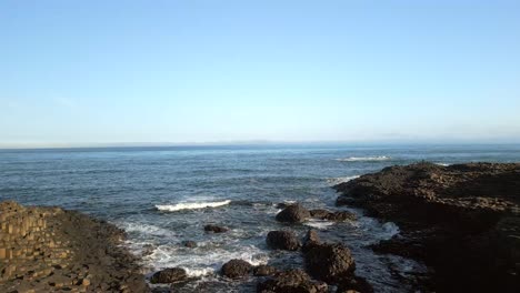 Luftaufnahme-Der-Basalsäulen-Am-Giant&#39;s-Causeway-In-Der-Grafschaft-Antrim,-Nordirland-Bei-Sonnenaufgang