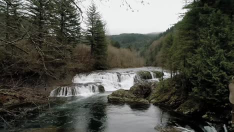 Dougan-Falls-Im-Südwesten-Washingtons.-Luftaufnahme,-Die-Im-Spätherbst-Zum-Gipfel-Der-Wasserfälle-Fliegt