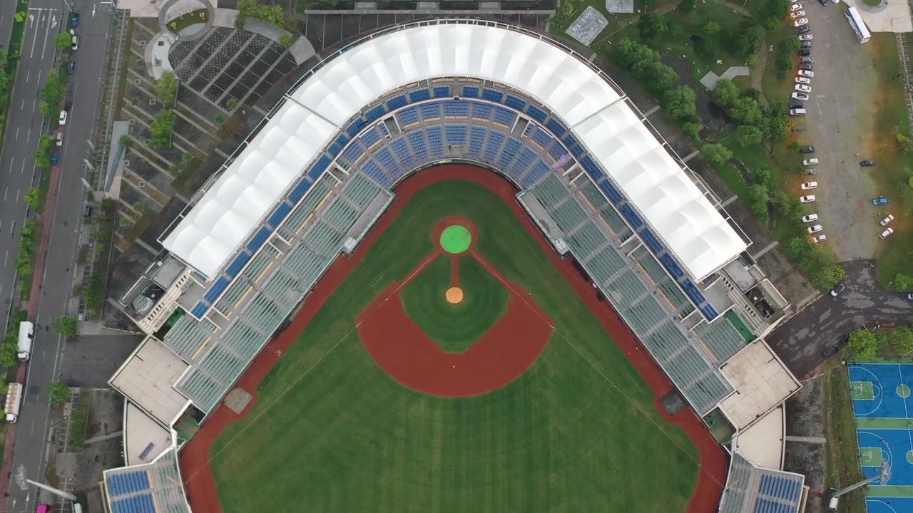 Veduta aerea dall'alto in discesa di un famoso campo da baseball locale situato nella città di Douliu, contea di Yunlin, Taiwan.