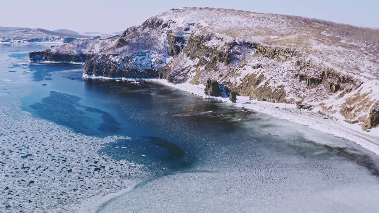 Kustområde vid Arktiska oceanen i imponerande 4K, som visar upp isiga vatten, oländig kustlinje och ett vidsträckt nordligt landskap. Perfekt för dokumentärer, klimatinnehåll, resefilmer och filmiska naturproduktioner.