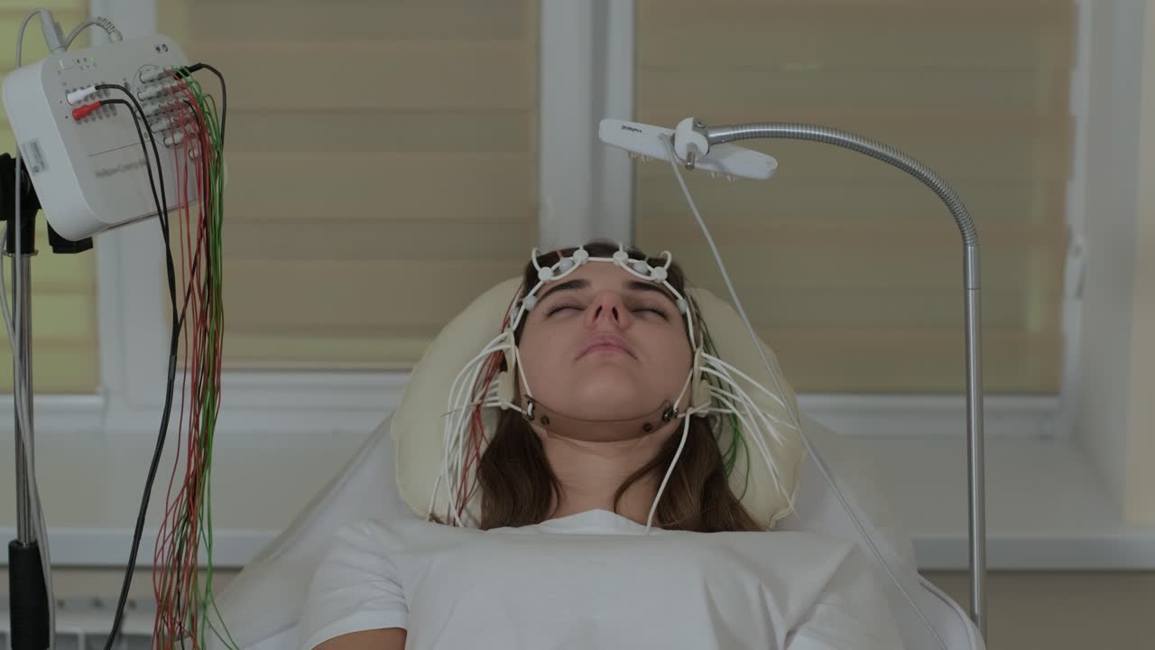 의료 센터에서 뇌 촬영을 사용하여 환자의 뇌 검사를 수행합니다.