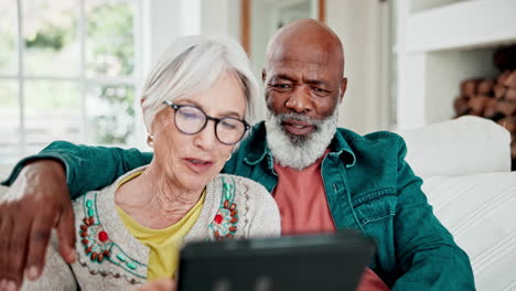 Pareja-De-Ancianos-En-El-Sofá-Con-Tableta