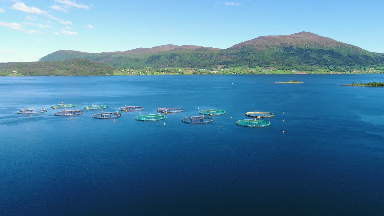 imágenes aéreas de granjas de pesca de salmón en noruega