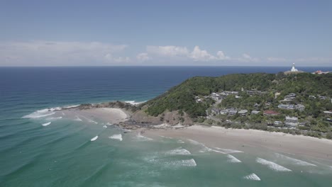 Volando-Sobre-El-Mar-Azul-Cerca-De-La-Playa-De-Wategos-En-Un-Día-Soleado-En-Byron-Bay,-Nueva-Gales-Del-Sur,-Australia