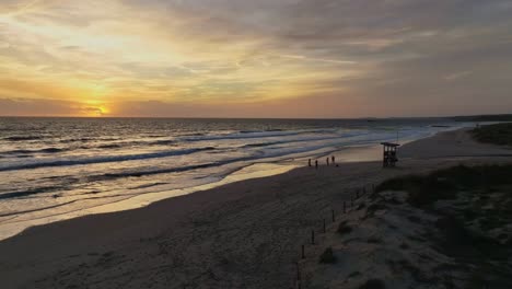 sobrevuelo de la torre de socorrista hasta la puesta de sol a lo largo de la costa en españa