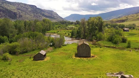 ecos abandonados: velhos celeiros no meio da paisagem verde de clinton, bc