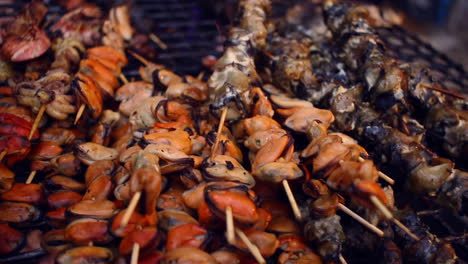 Gegrillte-Muscheln-Am-Spieß.-Grillgut-Am-Spieß-Auf-Dem-Grill.-Meeresfrüchte-Barbecue