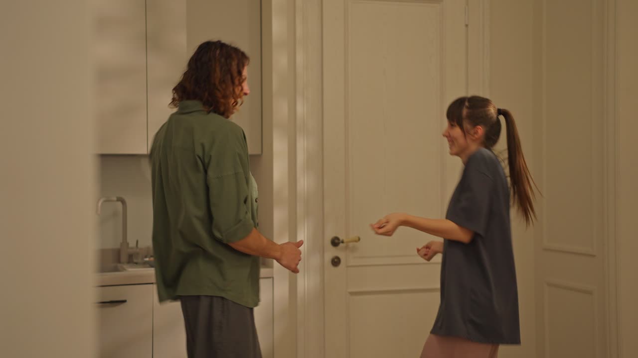 집에서 춤추는 커플