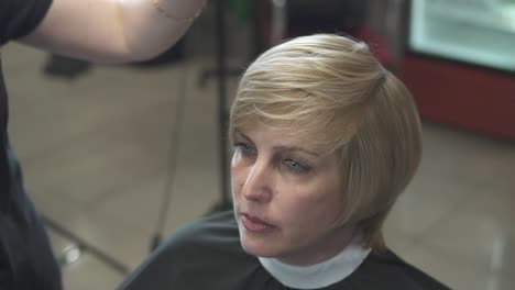 Junge-Frau,-Die-Sich-Im-Friseursalon-Die-Haare-Anziehen-Lässt