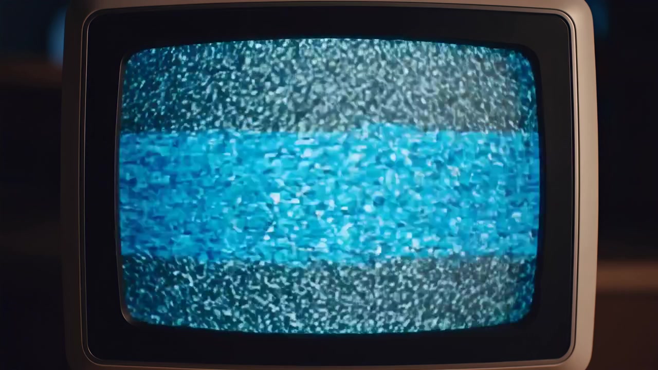 Eski Televizyon Ekranında Mavi Parazit. Titreyen Analog Gürültü Karanlık Odayı Doldururken, Grenli CRT Parıltısı Ortamı Sarıyor.