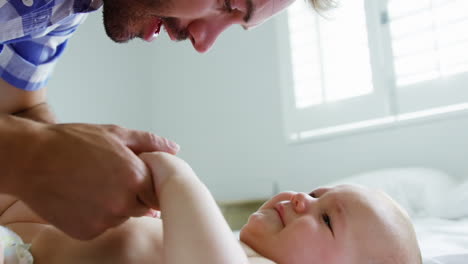 un padre está hablando con su bebé