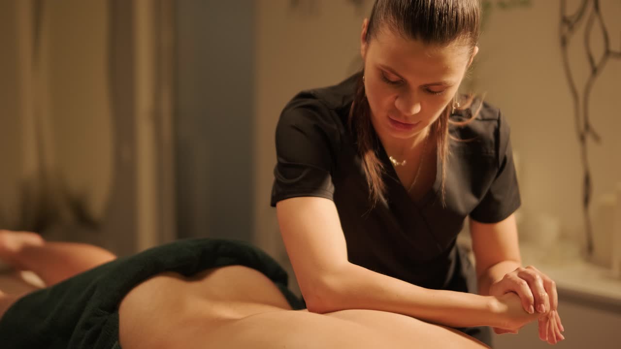 Massagista profissional realizando massagem relaxante