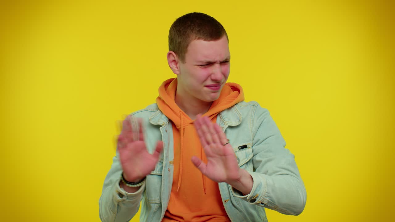 cansado guapo somnoliento hombre bostezando, sintiéndose somnolente perezoso aburrido aburrido sufriendo de falta de sueño