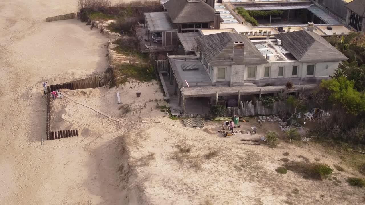 una casa de playa en la playa de jose ignacio en uruguay está en construcción