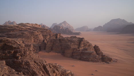 Wadi-Rum-Jordan,-Paisaje-Desértico-De-Otro-Planeta,-Colinas-Rocosas,-Arena-Y-Horizonte-Brumoso,-Panorama