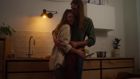 una pareja y un perro en la cocina.