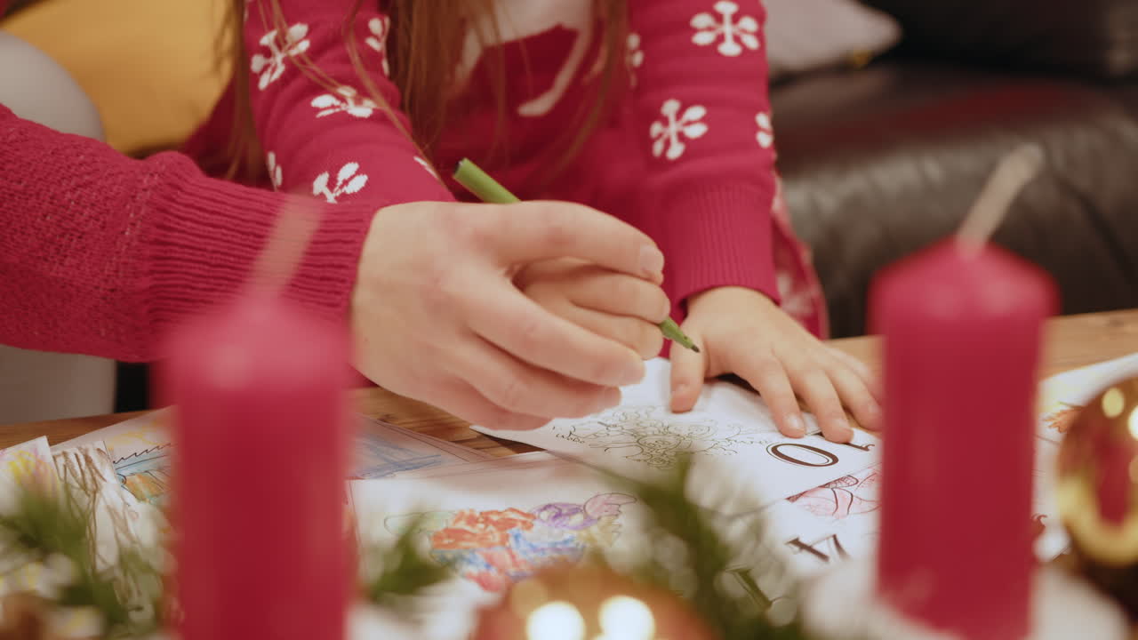 padres e hijos coloreando juntos en navidad