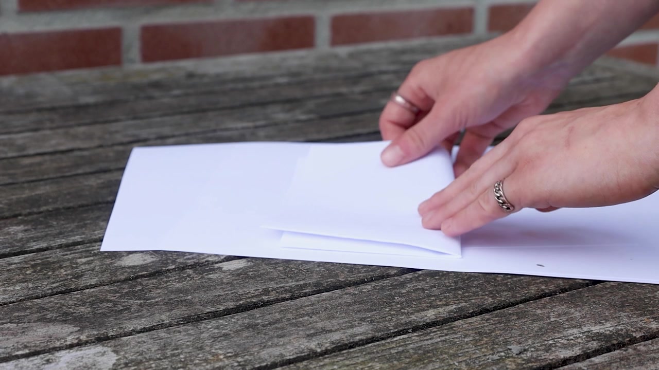 Video di una persona che piega la carta per lavoretti creativi