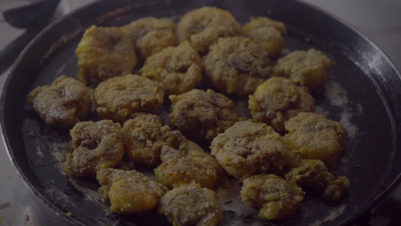 튀긴 새우 팬 인도에서 나오는 연기