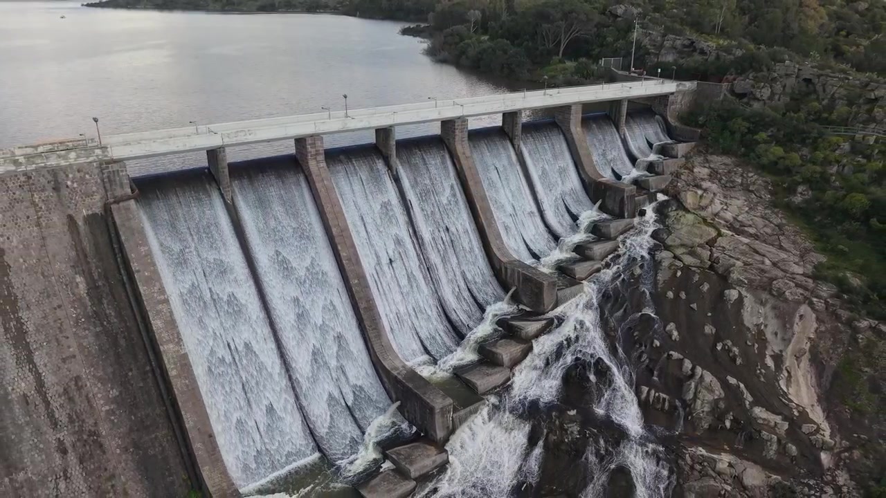Sivukuva Diga di Monte Pranusta Sardiniassa, Italiassa, jossa vesi tulvii yli ylivuotokanavien kautta. Dronen vetokuva.