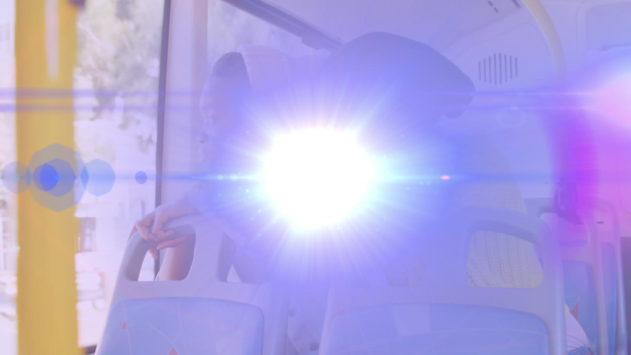 두 명의 아프리카계 미국인 여성이 버스에서 창문 밖을 바라보는 파란색 빛  ⁇ 의 애니메이션