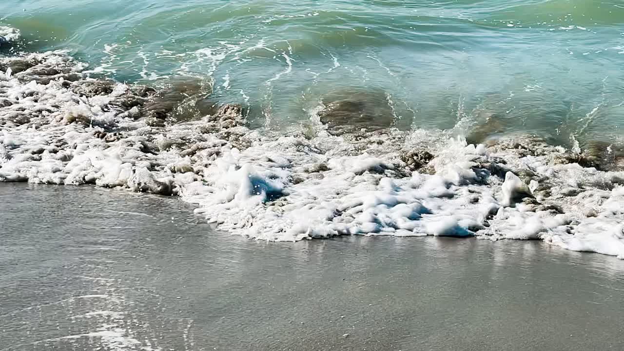 해변의 아름다운 바다 파도, 바다 해안선의 공중 전망, 깊고 푸른 바다 물과 거품 파도