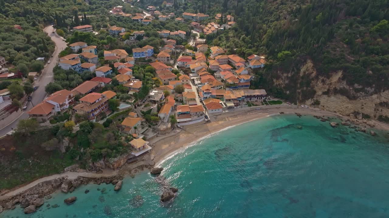 Borgo pittoresco che incontra il mare e il terreno scosceso, Lefkada, Grecia