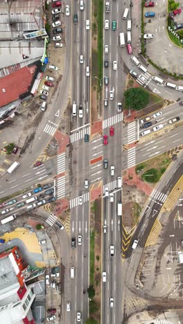 Drohne-Schuss-Verkehr-Kreuzung-Hauptverkehrszeit-Bewölkt