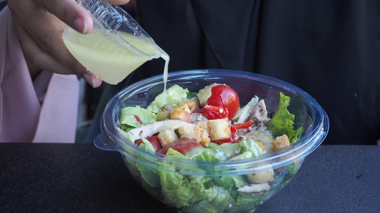 러드 에 드레싱 을 부는 여자