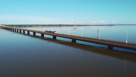 Ein-Faszinierender-Blick-Darauf,-Wie-Ein-Zug-Den-Fluss-Rio-Parana-überquert,-Posadas-International-Bridge-–-Incarnación