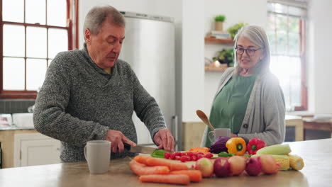 Pareja-De-Ancianos-En-La-Cocina,-Cocinando-Juntos