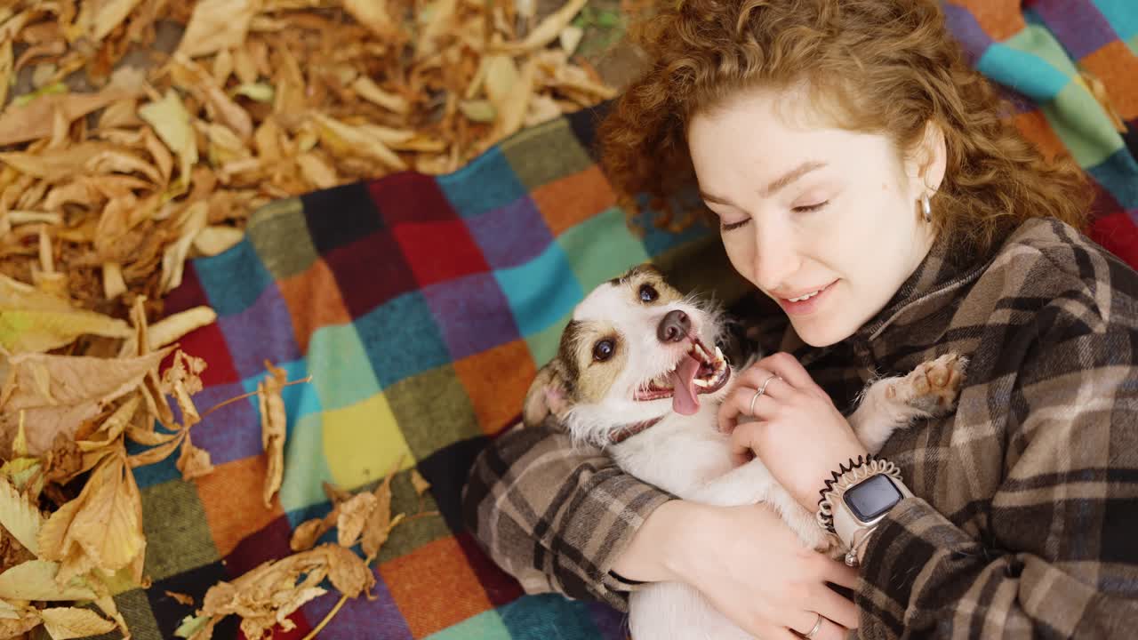 젊은 가정부 의 초상화 는 욕실 에서 피부 관리 를 위해 조직 얼굴 마스크 를 적용 한다