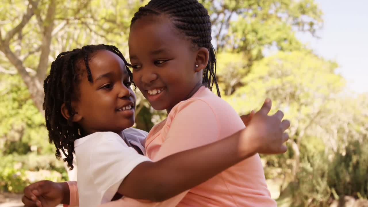 귀여운 형제 자매들이 서로 포옹하고 있습니다.