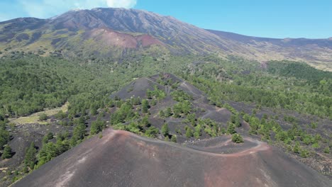 grupo de turistas caminan en los cráteres del volcán etna en sicilia, italia - 4k aéreos dando vueltas