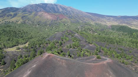 一群游客在意大利西西里岛的埃特纳山火山口徒步旅行 - - 空中4k旋转