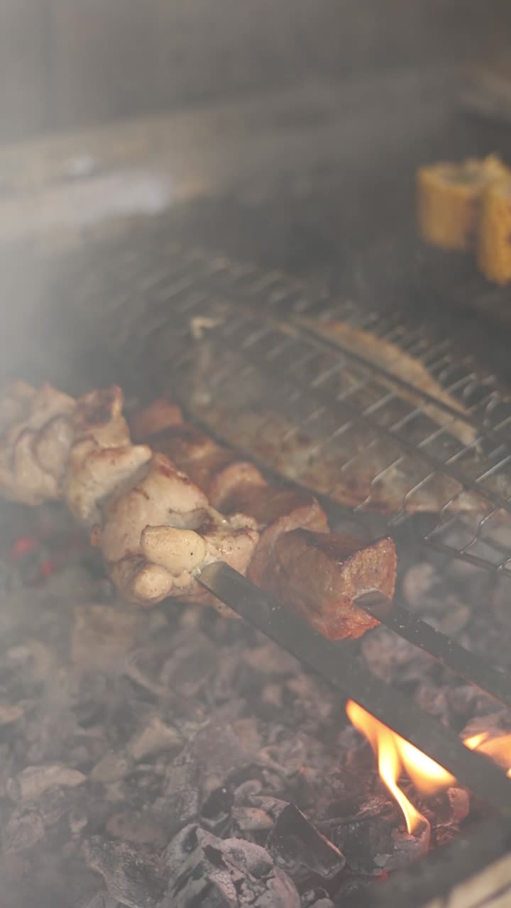 Carne e verdure alla griglia su spiccioli