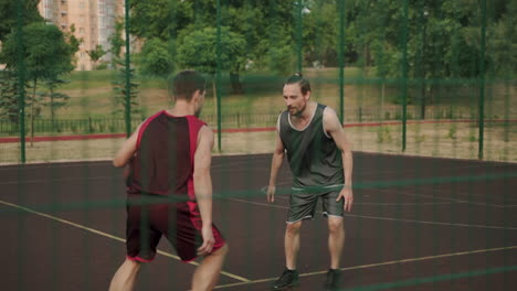 Zwei-Aktive-Sportler,-Die-Auf-Einem-Basketballplatz-Im-Freien-Spielen-1