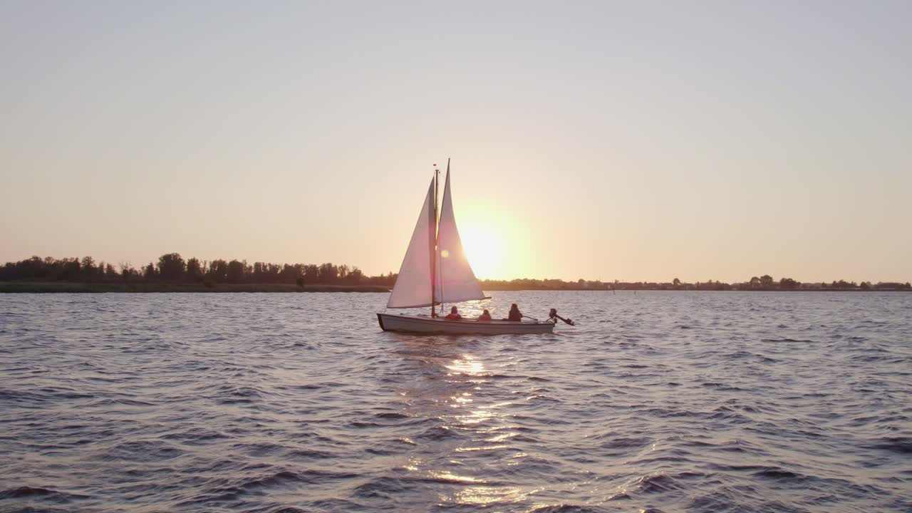 Navigando al tramonto sul lago Fluessen, Frisia, Paesi Bassi