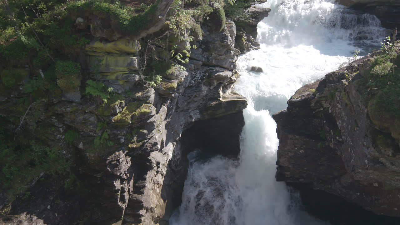 noruega cataratas rocosas 4k 02