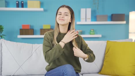 hermosa joven con el cabello largo y brillante mirando a la cámara.