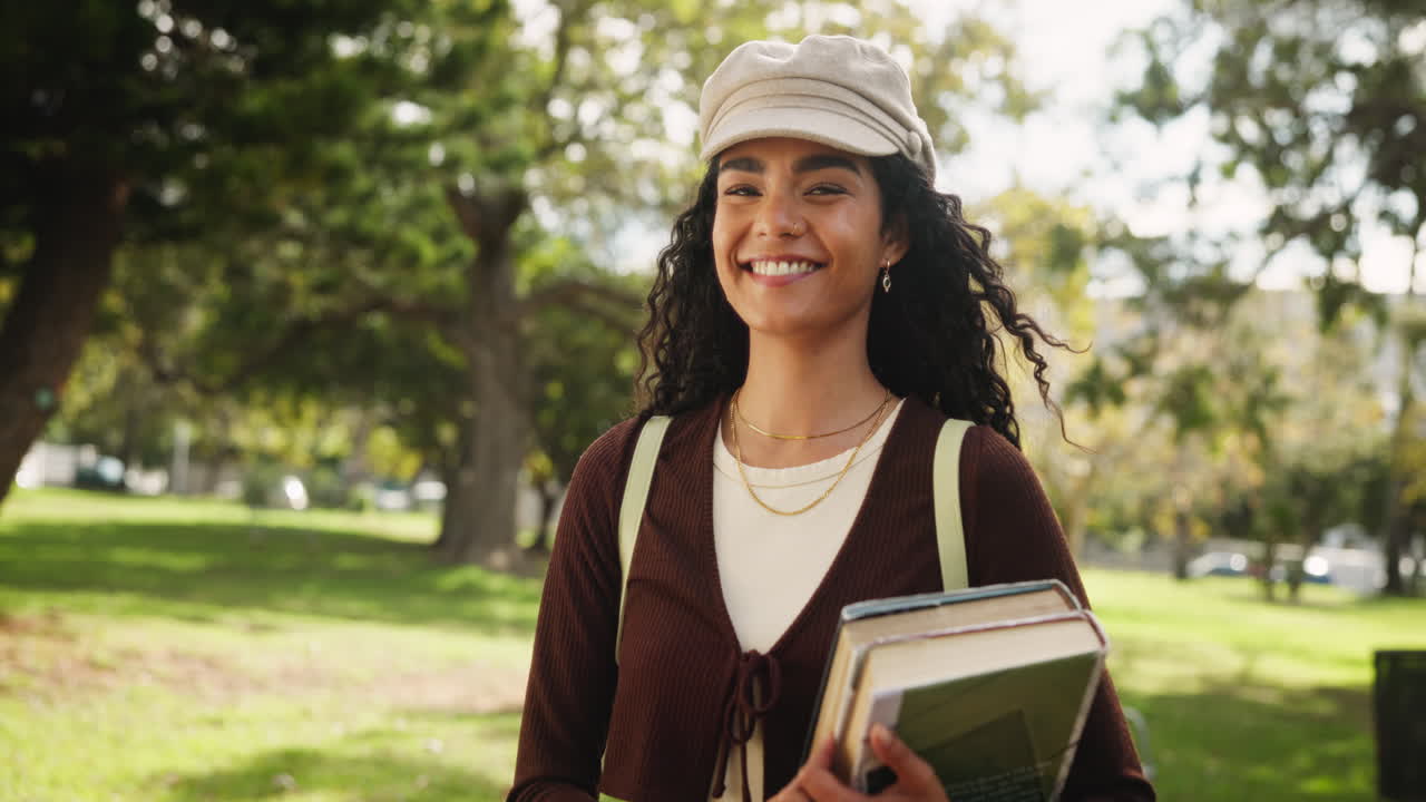 Jovem estudante sorrindo no parque