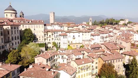 bergamo citta alta en un día soleado, vista aérea ascendente