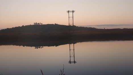 agua tranquila del lago con reflejo y amanecer espectacular cielo naranja por la mañana