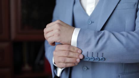 el novio ajusta las mangas de la camisa. preparándose para ir a la novia. hombre de negocios. boda