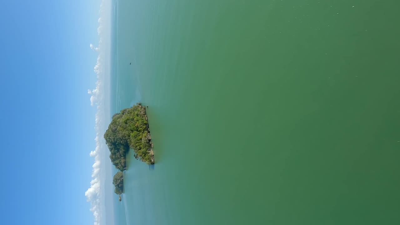 카리브 해 의 녹색 물 과 녹색 으로 뒤 ⁇ 인 섬 들 위 에서  ⁇ 빛 이 비치는 수직 비행 - 로스 하이티스 국립 공원