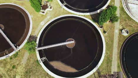 planta de tratamiento de aguas residuales con clarificadores redondos para reciclar aguas residuales sucias