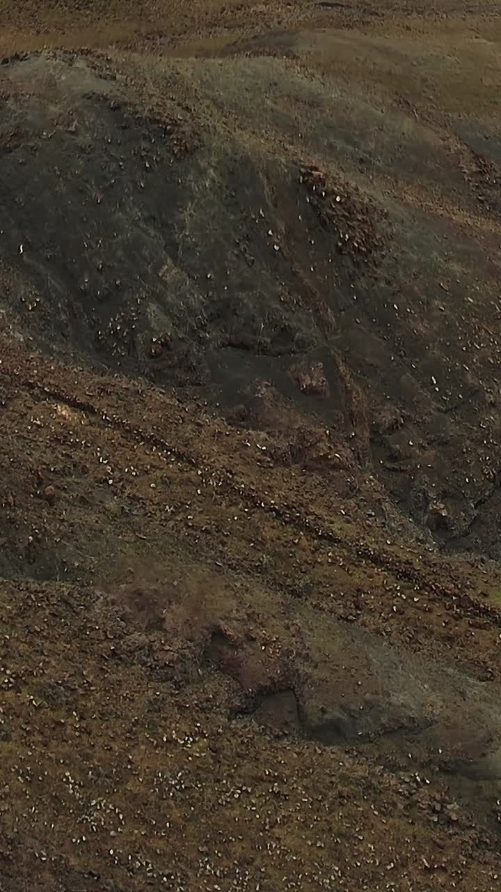Vista cinematografica di nuvole sopra picchi vulcanici
