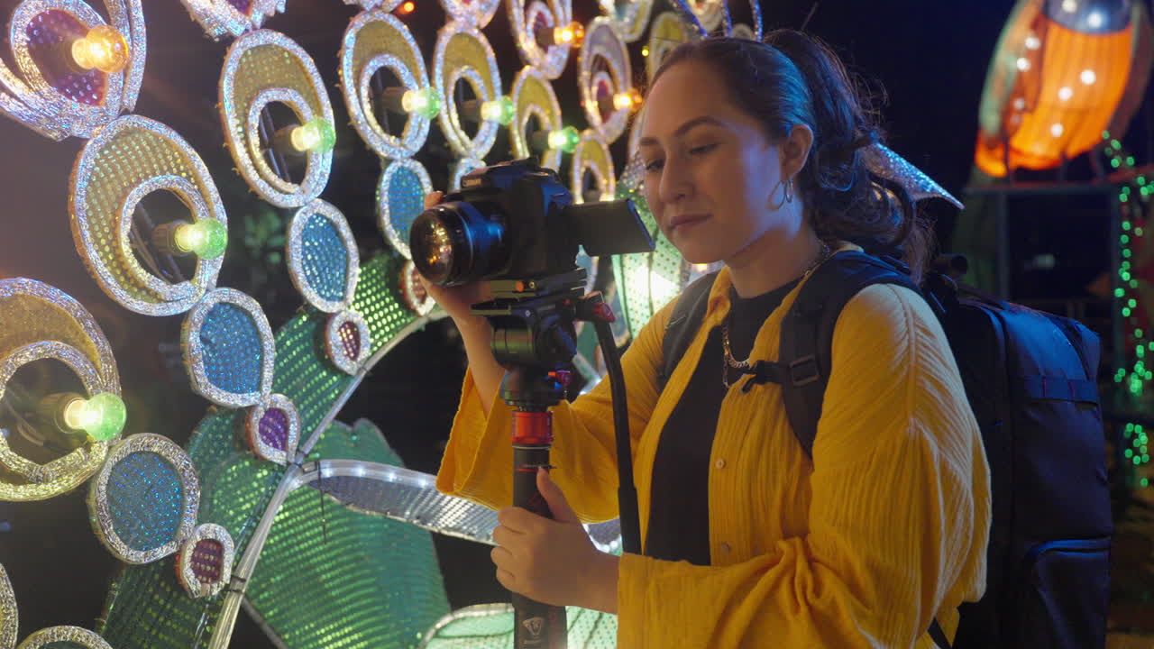 모노포드에서 카메라를 사용하여 촬영하는 젊은 여성의 초상화