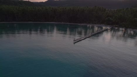 Pescador-Solitario-En-Un-Embarcadero-Largo-Por-La-Mañana