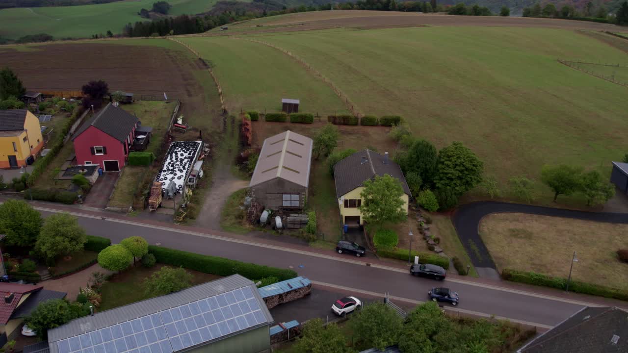 Stemningsfuld Bourscheid by med kirke og vej
